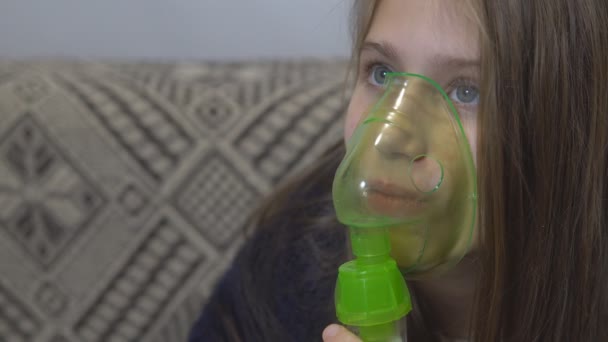 Teen Girl Fait Une Inhalation Maison — Video