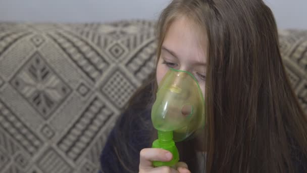 Fille Fait Une Inhalation — Video