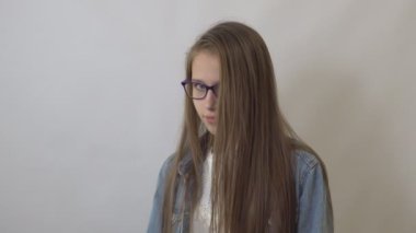 Teen Kız gösteri başparmak-up