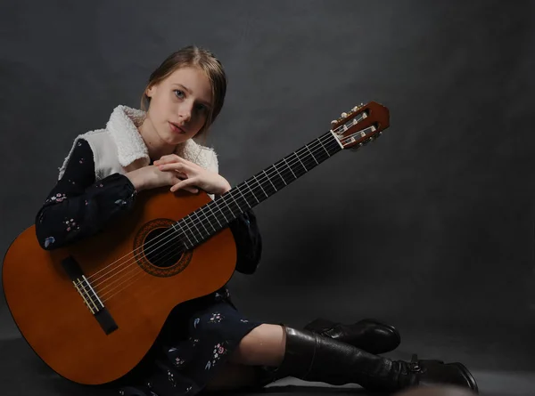 Tjej Med Gitarr Studio Ljus Mörk Bakgrund — Stockfoto