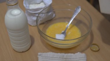 Pancake hamuru için şeker ekleyin ve karıştırın.