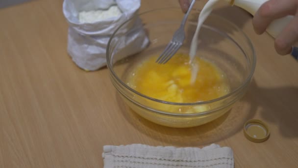 パンケーキ生地に牛乳を加えて混ぜる — ストック動画