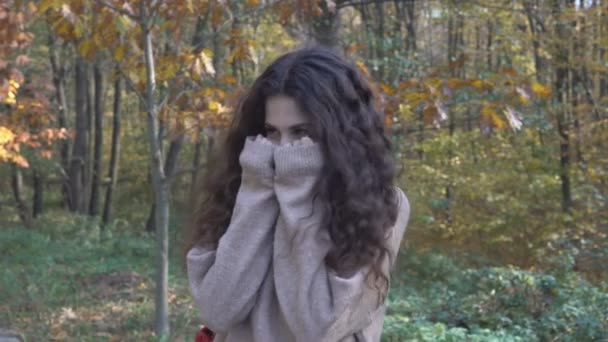 Krásná Dívka Zakrývá Její Tvář Rukou — Stock video