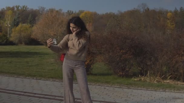 Ragazza Selfie Nel Parco — Video Stock