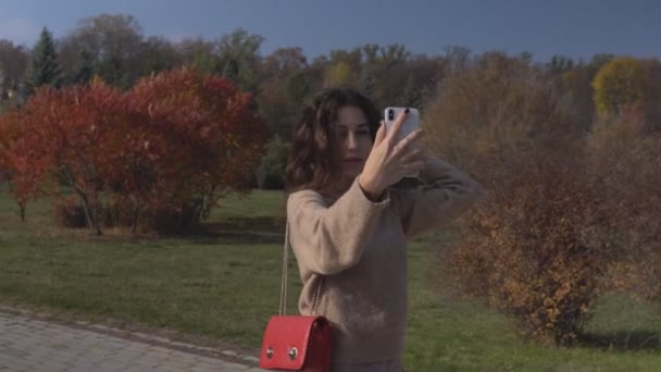 Chica Hace Selfie Parque — Vídeo de stock