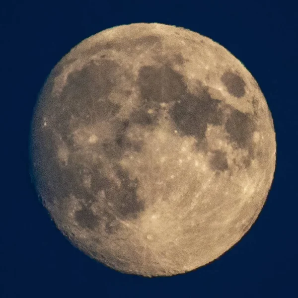 Luna llena en la noche oscura. — Foto de Stock