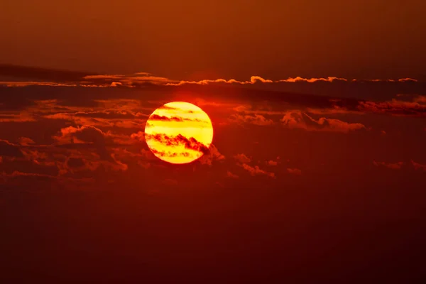 Céu vermelho do nascer do sol com nuvens — Fotografia de Stock