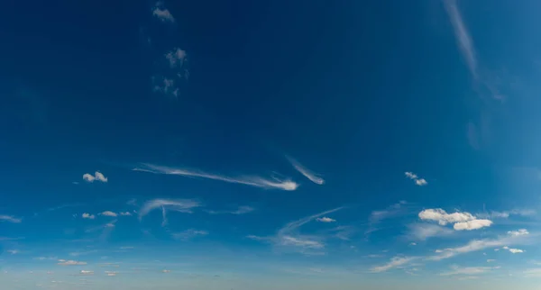 Fantastiska moln mot blå himmel — Stockfoto