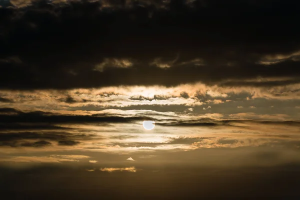 Žlutý východ slunce s mraky — Stock fotografie