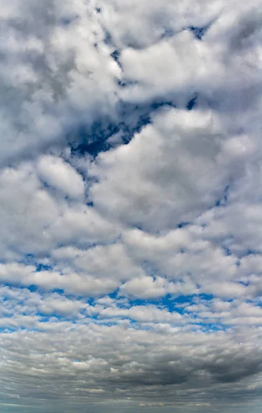 Fantásticas nuvens contra o céu azul — Fotografia de Stock