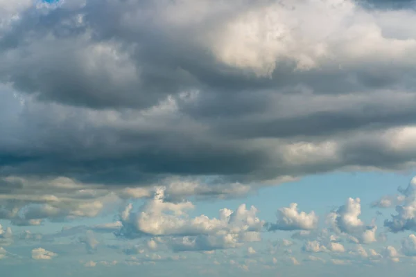 Awan fantastis melawan langit biru — Stok Foto