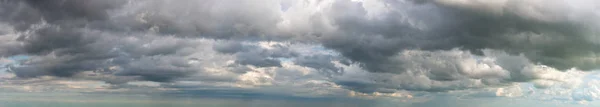 Fantásticas nubes contra el cielo azul, panorama —  Fotos de Stock