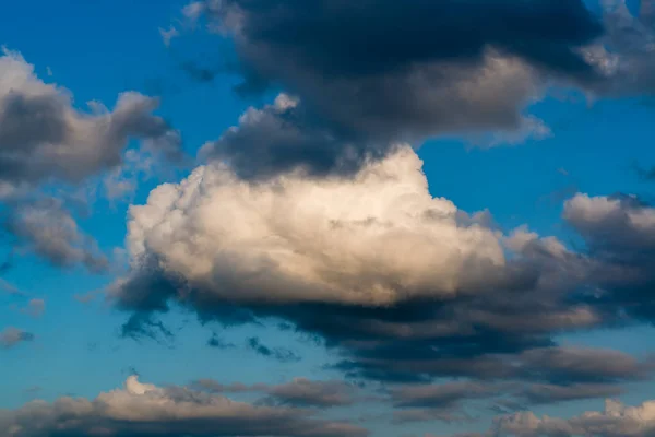 Awan fantastis melawan langit biru — Stok Foto