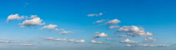 Awan fantastis terhadap langit biru, panorama — Stok Foto