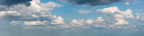 Awan fantastis terhadap langit biru, panorama — Stok Foto