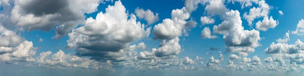 Fantasztikus felhők a kék ég ellen, panoráma — Stock Fotó