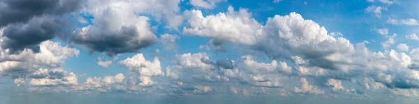 Awan fantastis terhadap langit biru, panorama — Stok Foto