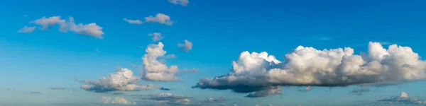 Fantásticas nuvens contra o céu azul, panorama — Fotografia de Stock