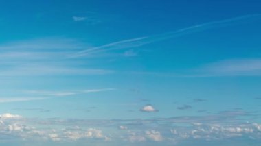 Mavi gökyüzüne karşı fantastik yumuşak bulutlar, doğal kompozisyon - panorama