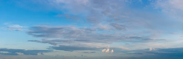 Fantastyczne chmury na tle błękitnego nieba, panorama — Zdjęcie stockowe