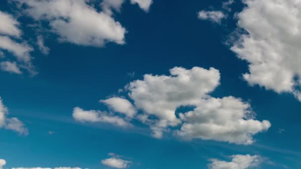 Φανταστικά σύννεφα ενάντια στον γαλάζιο ουρανό, πανόραμα — Αρχείο Βίντεο