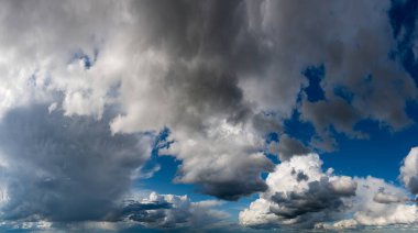 Mavi gökyüzüne karşı fantastik bulutlar, manzara