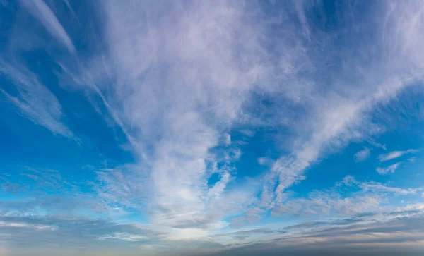 Awan fantastis terhadap langit biru, panorama — Stok Foto