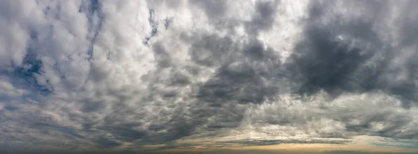 蔚蓝的天空映衬着神奇的云彩，全景 — 图库照片