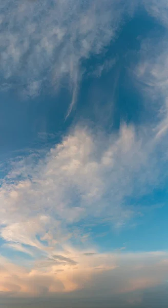 Nuages fantastiques contre ciel bleu, panorama — Photo