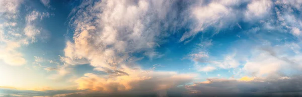 Fantastické mraky proti modré obloze, panorama — Stock fotografie