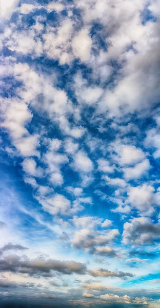 Fantastische wolken tegen de blauwe lucht, panorama — Stockfoto