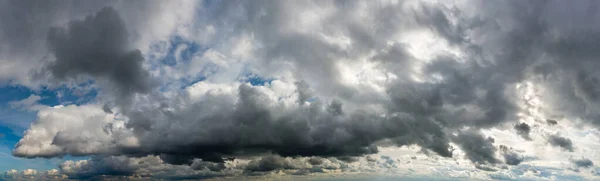 Awan fantastis terhadap langit biru, panorama — Stok Foto