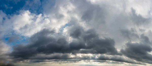 Traumhafte Wolken vor blauem Himmel, Panorama — Stockfoto