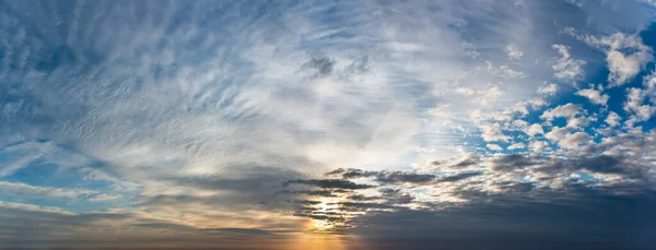 日の出の幻想的な柔らかい雲 自然の組成 — ストック写真