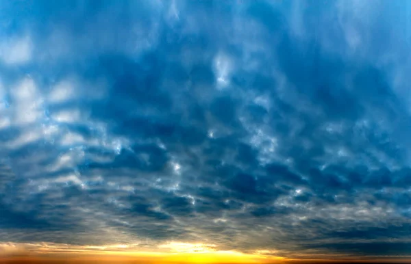 日の出の幻想的な柔らかい雲 自然の組成 — ストック写真
