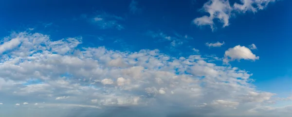 Fantásticas Nubes Suaves Contra Cielo Azul Composición Natural — Foto de Stock