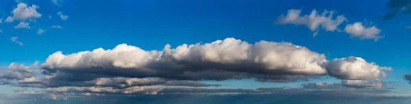青い空 自然の組成に対する幻想的な柔らかい雲 — ストック写真