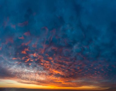 Güneş doğarken fantastik yumuşak bulutlar, doğal bileşim.