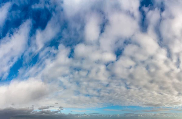 Fantastik Lembut Awan Terhadap Langit Biru Komposisi Alami — Stok Foto