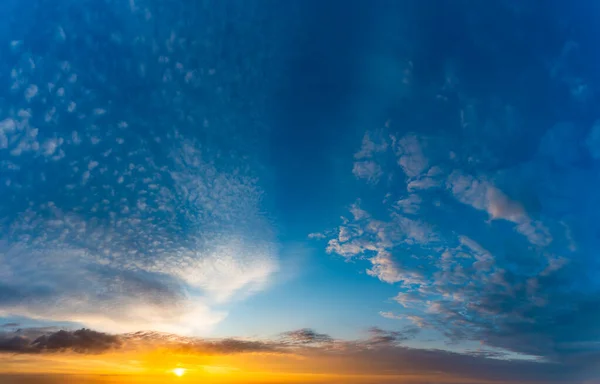 Fantastisch Weiche Wolken Bei Sonnenaufgang Natürliche Zusammensetzung — Stockfoto
