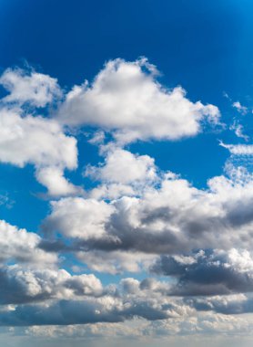 Mavi gökyüzüne karşı fantastik yumuşak bulutlar, doğal bileşim