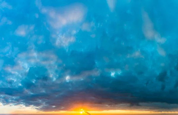 Fantastische Dunkelblaue Gewitterwolken Bei Sonnenaufgang Natürliche Zusammensetzung — Stockfoto