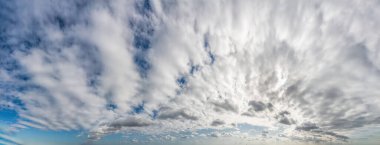 Mavi gökyüzüne karşı fantastik yumuşak bulutlar, doğal bileşim