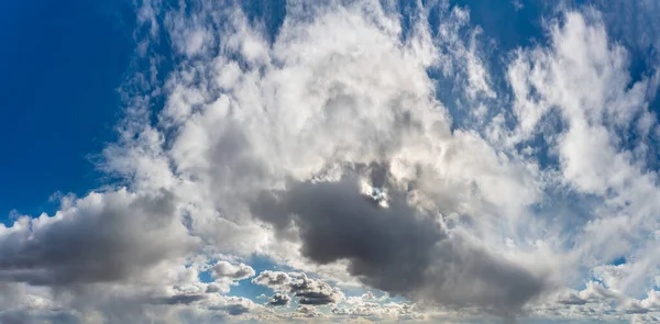 Fantastyczne chmury na tle błękitnego nieba, panorama — Zdjęcie stockowe