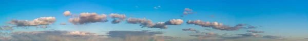 Fantásticas nuvens contra o céu azul, panorama — Fotografia de Stock