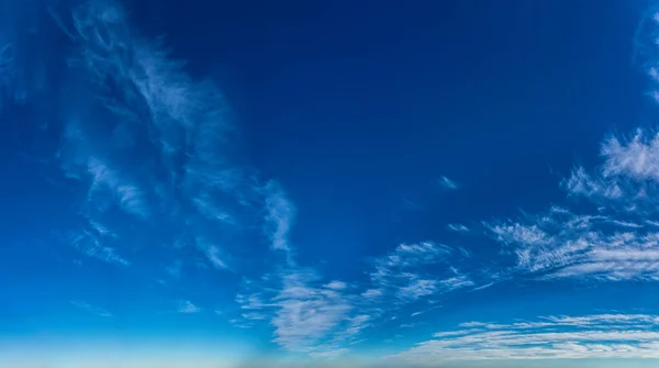 Fantastiska moln mot blå himmel, panorama — Stockfoto