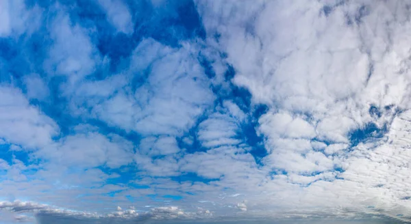 Fantásticas nubes contra el cielo azul, panorama — Foto de Stock