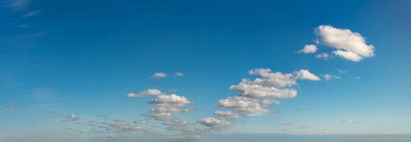 Фантастичні хмари на тлі блакитного неба, панорама — стокове фото