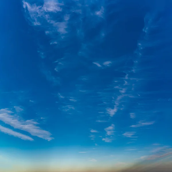 Fantastiska moln mot blå himmel — Stockfoto