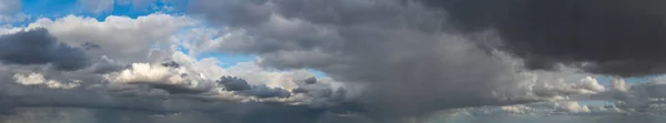 Fantásticas Nubes Oscuras Composición Natural Del Cielo Amplio Panorama — Foto de Stock